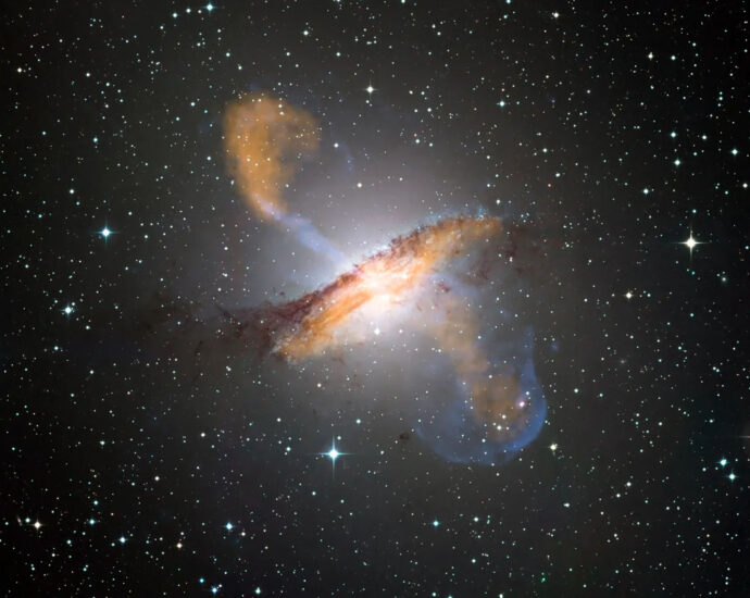 Immagine composita dei getti provenienti dal buco nero centrale nella galassia attiva Centaurus A. (Credito: ESO )