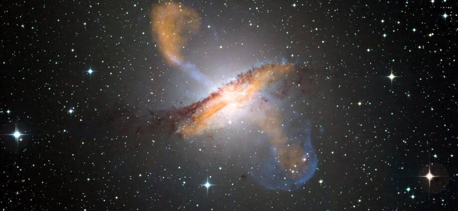 Immagine composita dei getti provenienti dal buco nero centrale nella galassia attiva Centaurus A. (Credito: ESO )